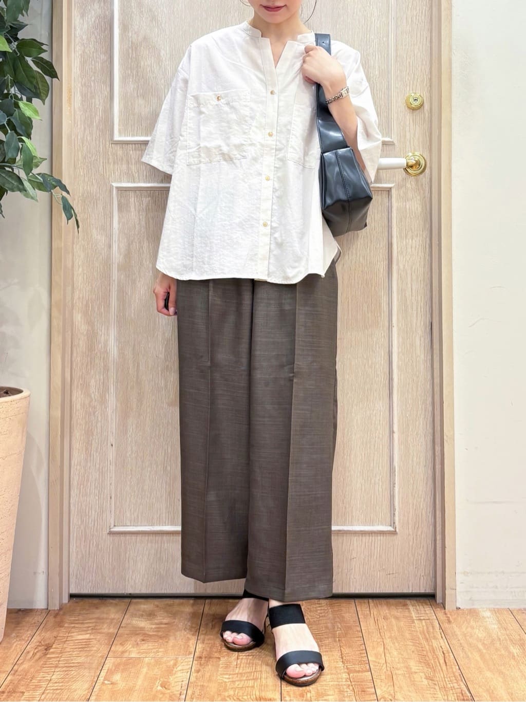 なみさんの「SHOO･LA･RUE｜【S-LL/洗濯後しわになりにくい】ゴールドパーツできれい見え 麻調タックワイドパンツ」を使ったコーディネート