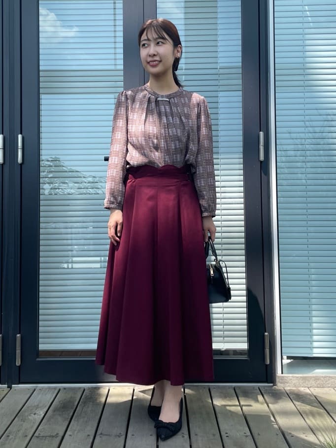 abeさんの「Couture brooch｜【大人可愛い・パール取り外し・通勤】・タックタイチェック柄ブラウス」を使ったコーディネート
