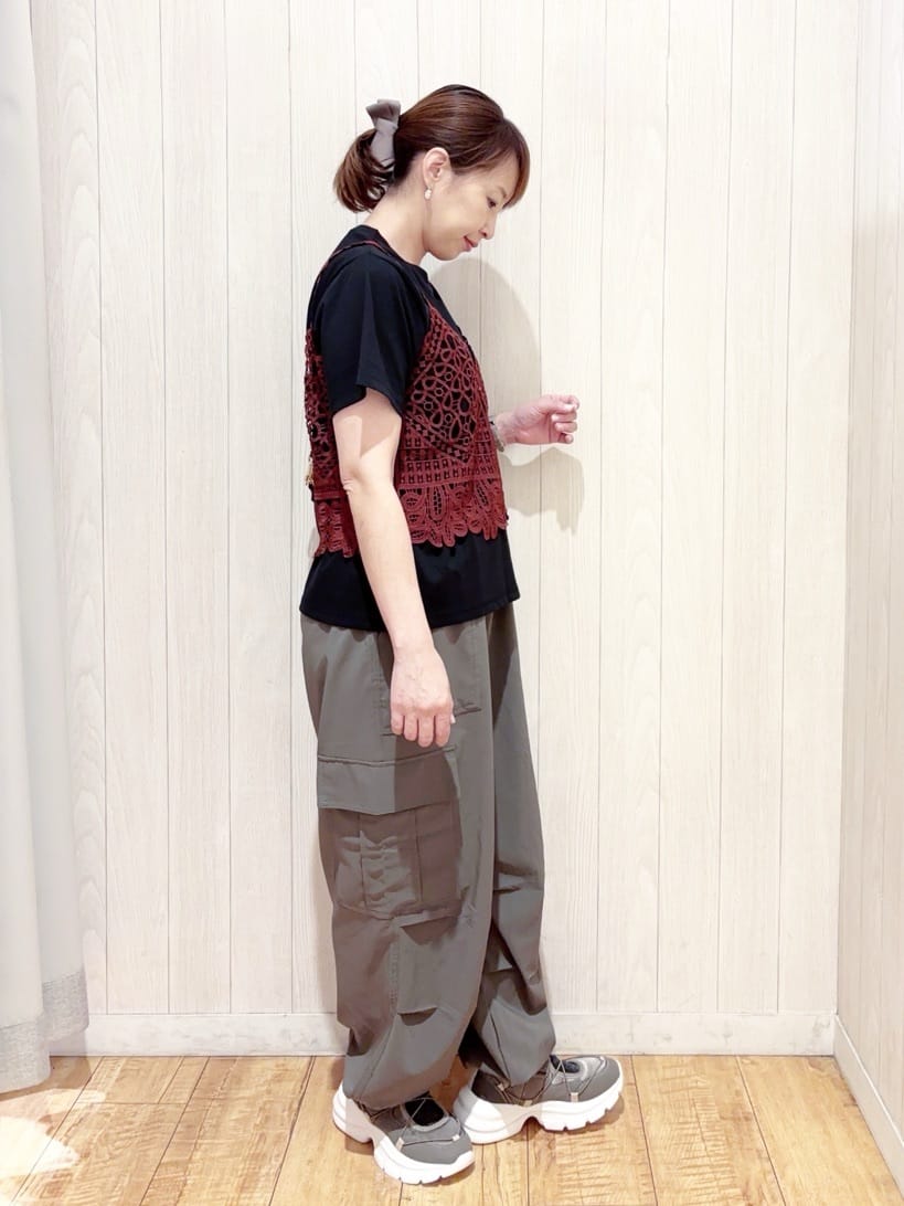 あいこさんの「SHOO･LA･RUE｜【2点セット/ひんやり】レースビスチェ＋Tシャツ」を使ったコーディネート