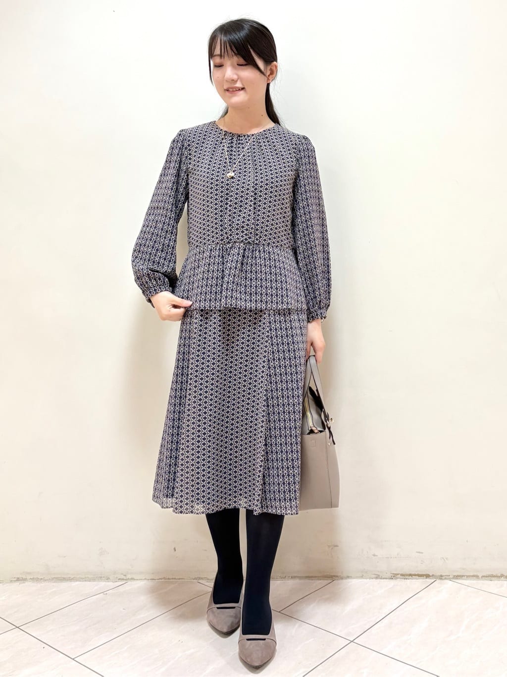 mikiさんの「Reflect｜【きちんと見え／セットアップ可／通勤におすすめ◎】ペプラムプリントブラウス」を使ったコーディネート
