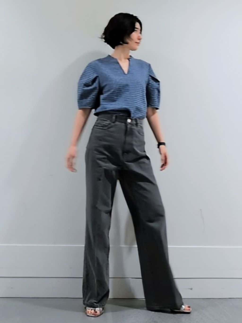 ミズタさんの「UNTITLED｜【吸水速乾/ストレッチ/Vネック】フォルムスリーブ ブラウス」を使ったコーディネート