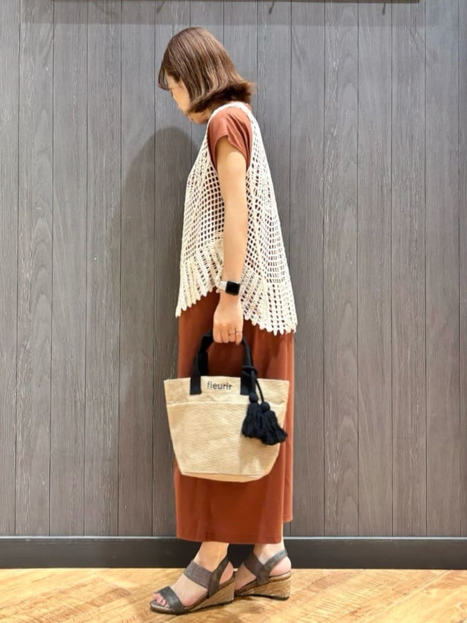 meiさんの「SHOO･LA･RUE｜【2点セット】クロシェ編みレースベスト＋Tシャツワンピースセット」を使ったコーディネート