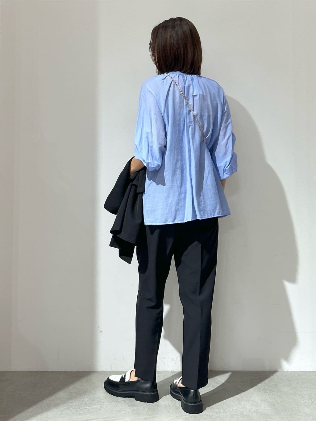NAKAさんの「OPAQUE.CLIP｜ステップヘムテーパードパンツ／セットアップ対応可【洗濯機洗い可】」を使ったコーディネート