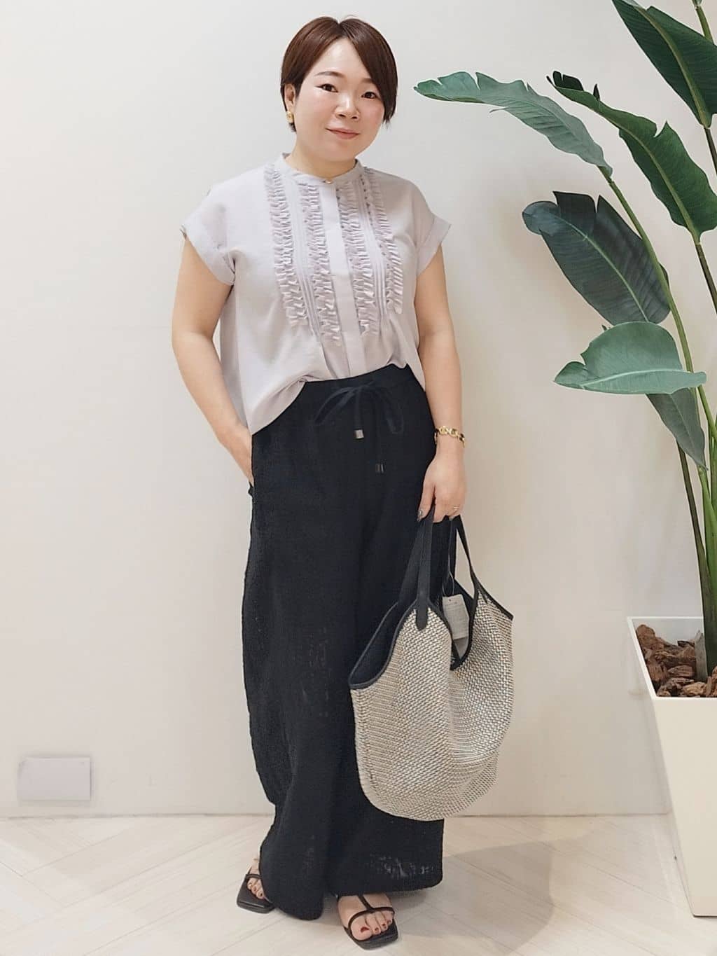 s u g iさんの「UNTITLED｜【手洗い／88cm正方形】シアー素材チェーン柄スカーフ」を使ったコーディネート