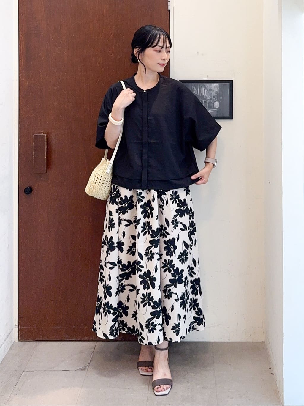 𝐇𝐢𝐫𝐨𝐦𝐢さんの「SHOO･LA･RUE｜【洗濯後しわになりにくい/UV/吸水速乾】大人きれいな バンドカラーシャツ」を使ったコーディネート