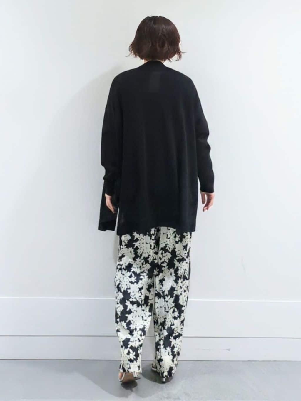 ミズタさんの「UNTITLED｜【ウエストゴム/ワイド/柄】モノトーンフラワーパンツ」を使ったコーディネート