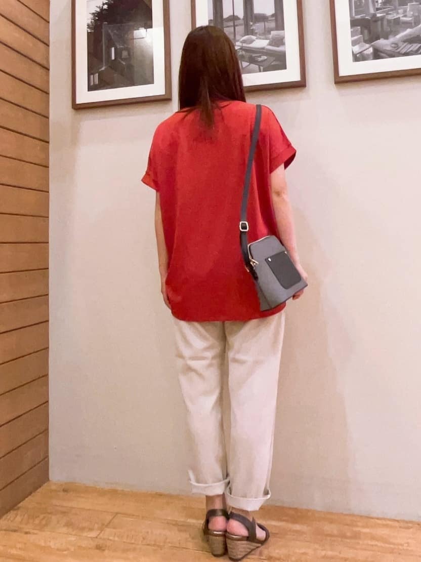 ゆっきーさんの「SHOO･LA･RUE｜【S-LL/汗ジミ軽減/ひんやり/UV】体型カバーに タック入りドルマントップス」を使ったコーディネート