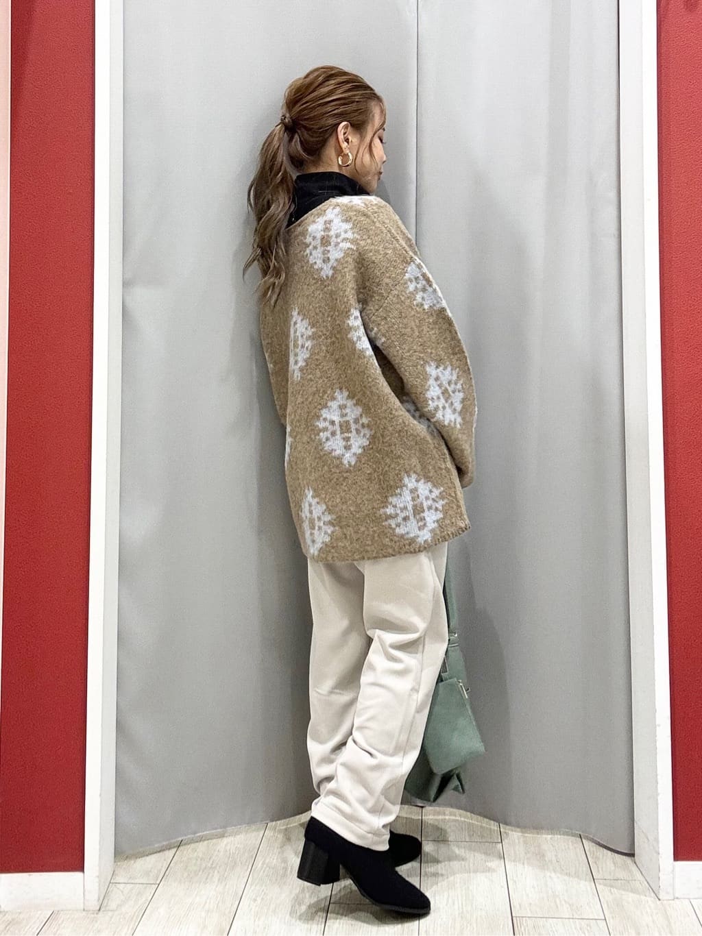 shioさんの「SHOO･LA･RUE｜羽織るだけでスタイリングの主役に 起毛柄カーディガン」を使ったコーディネート