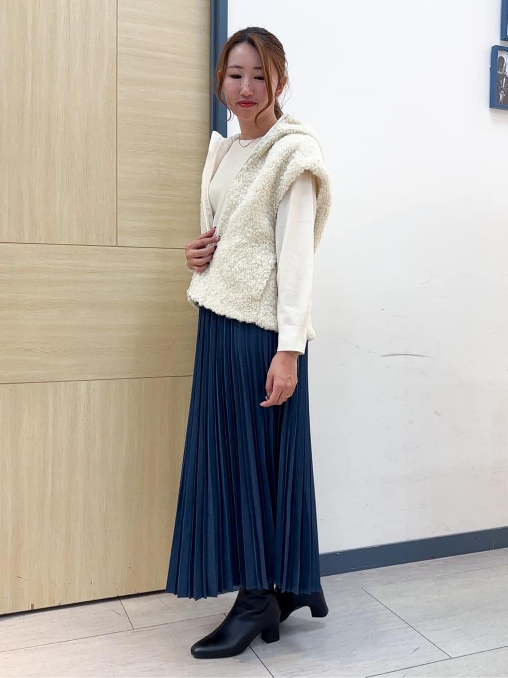 nanaさんの「grove｜すっきり見えて、やさしく揺れる。大人のスエードライクプリーツスカート」を使ったコーディネート