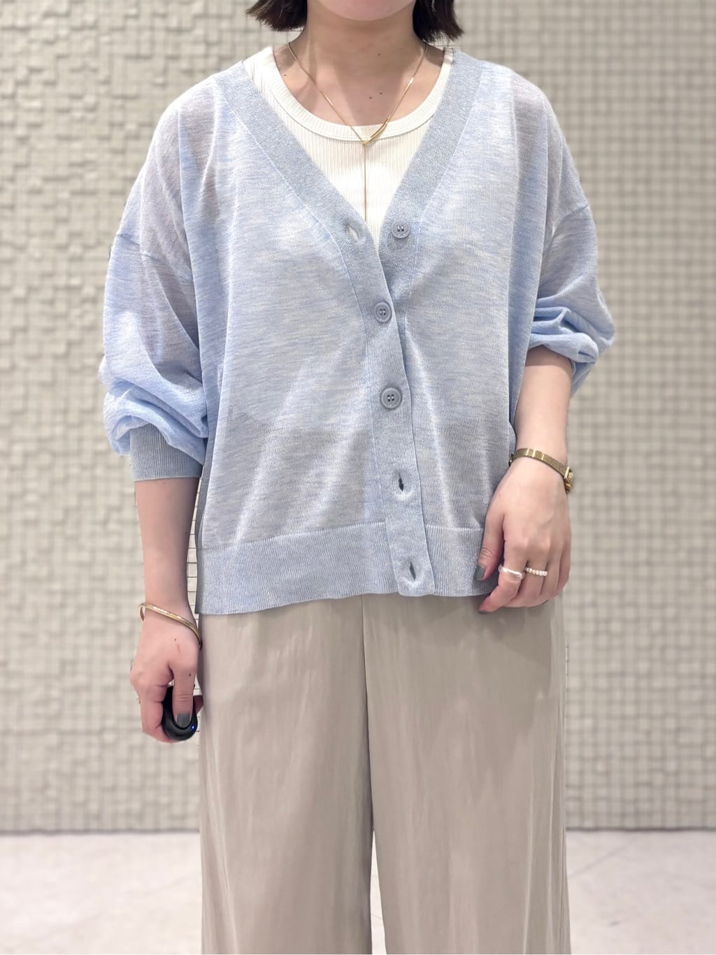 sakuさんの「INDIVI｜【程よいシアー素材/洗える】バイカラーラメカーディガン」を使ったコーディネート