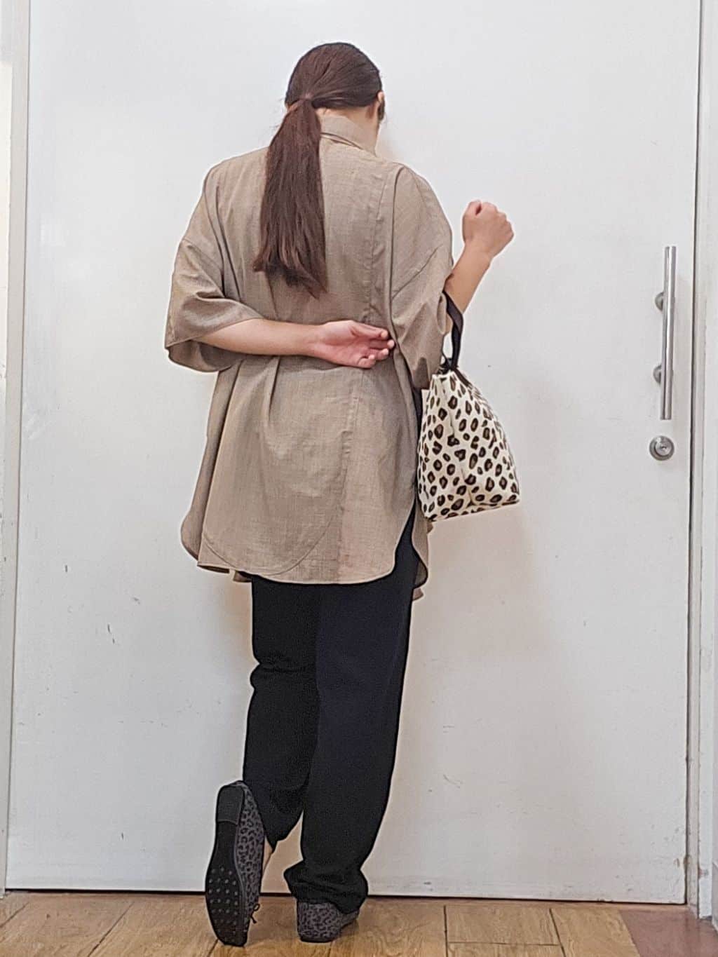 miyaさんの「SHOO･LA･RUE｜【洗える/S-LL】大きめのフリルが印象的 デザインブラウス」を使ったコーディネート