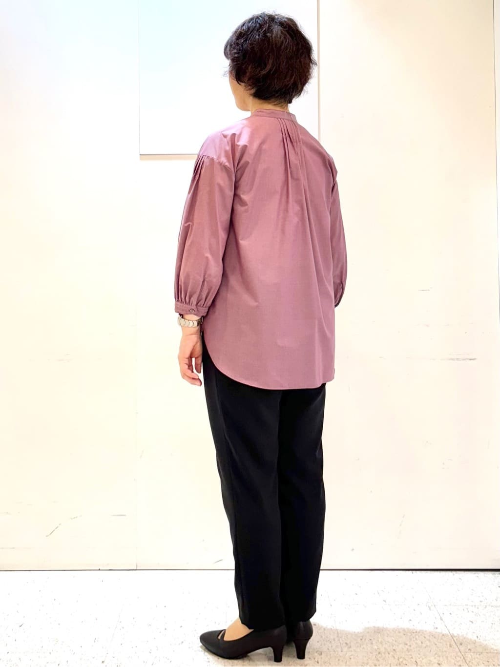 ヤスコさんの「Reflect｜【程よいゆとり感／体型カバー】ピンタックデザインシャンブレーブラウス」を使ったコーディネート