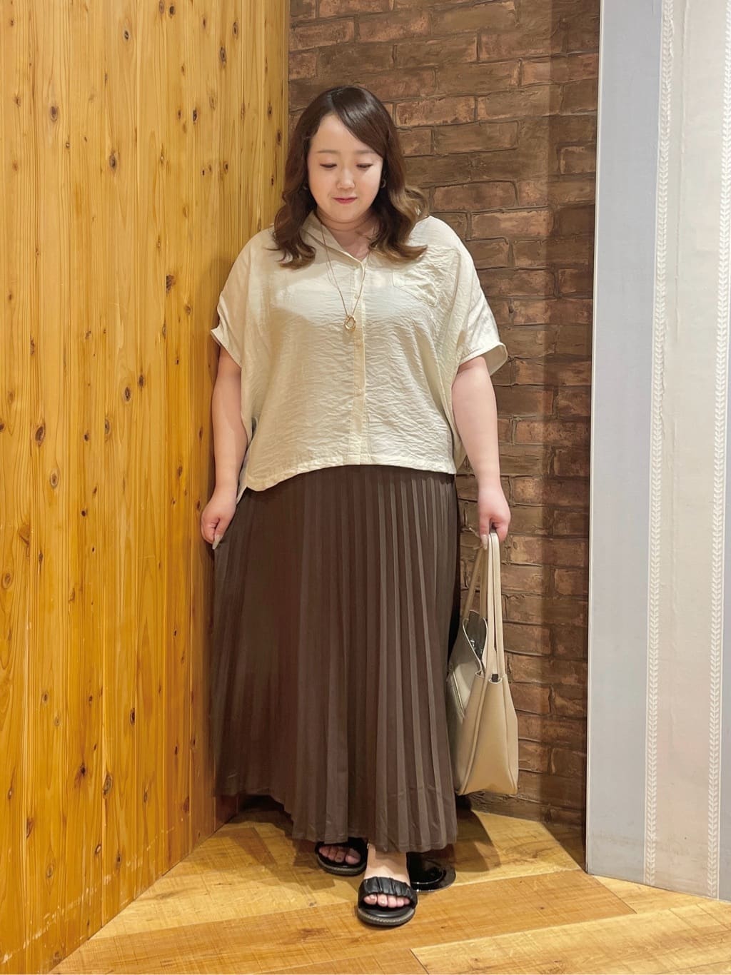 Risaさんの「SHOO･LA･RUE｜【洗える/S-LL/5分袖】1枚でも羽織としても。さらさらドレープシャツ」を使ったコーディネート