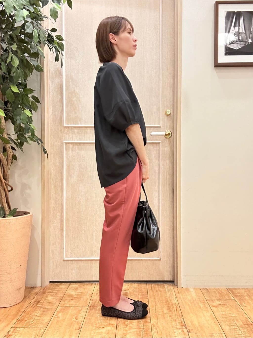 りかさんの「SHOO･LA･RUE｜【S-LL/洗濯後しわになりにくい】ランタンスリーブで女性らしく 5分袖スキッパーブラウス」を使ったコーディネート