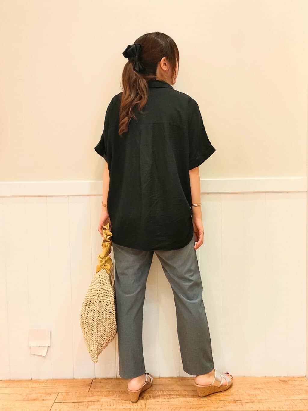 NMさんの「SHOO･LA･RUE｜【S-LL/UV/接触冷感/抗菌防臭】体型を自然にカバー フレンチリネンブレンド襟付ドルマンシャツ」を使ったコーディネート