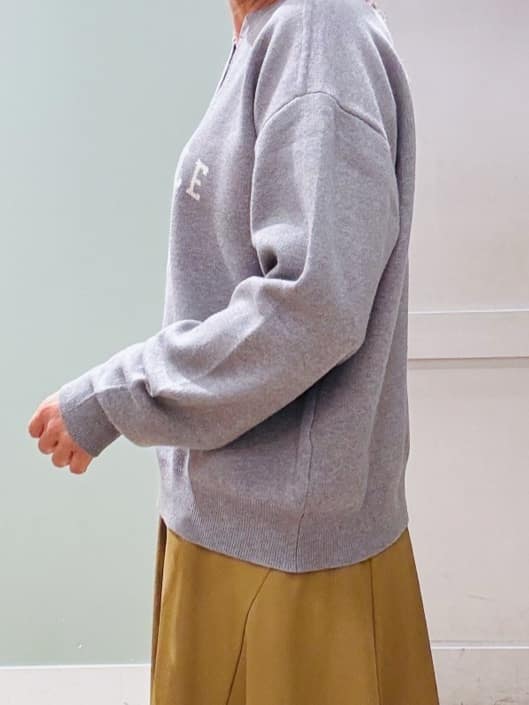 Komi☆さんの「grove｜カレッジロゴキーネックニット」を使ったコーディネート