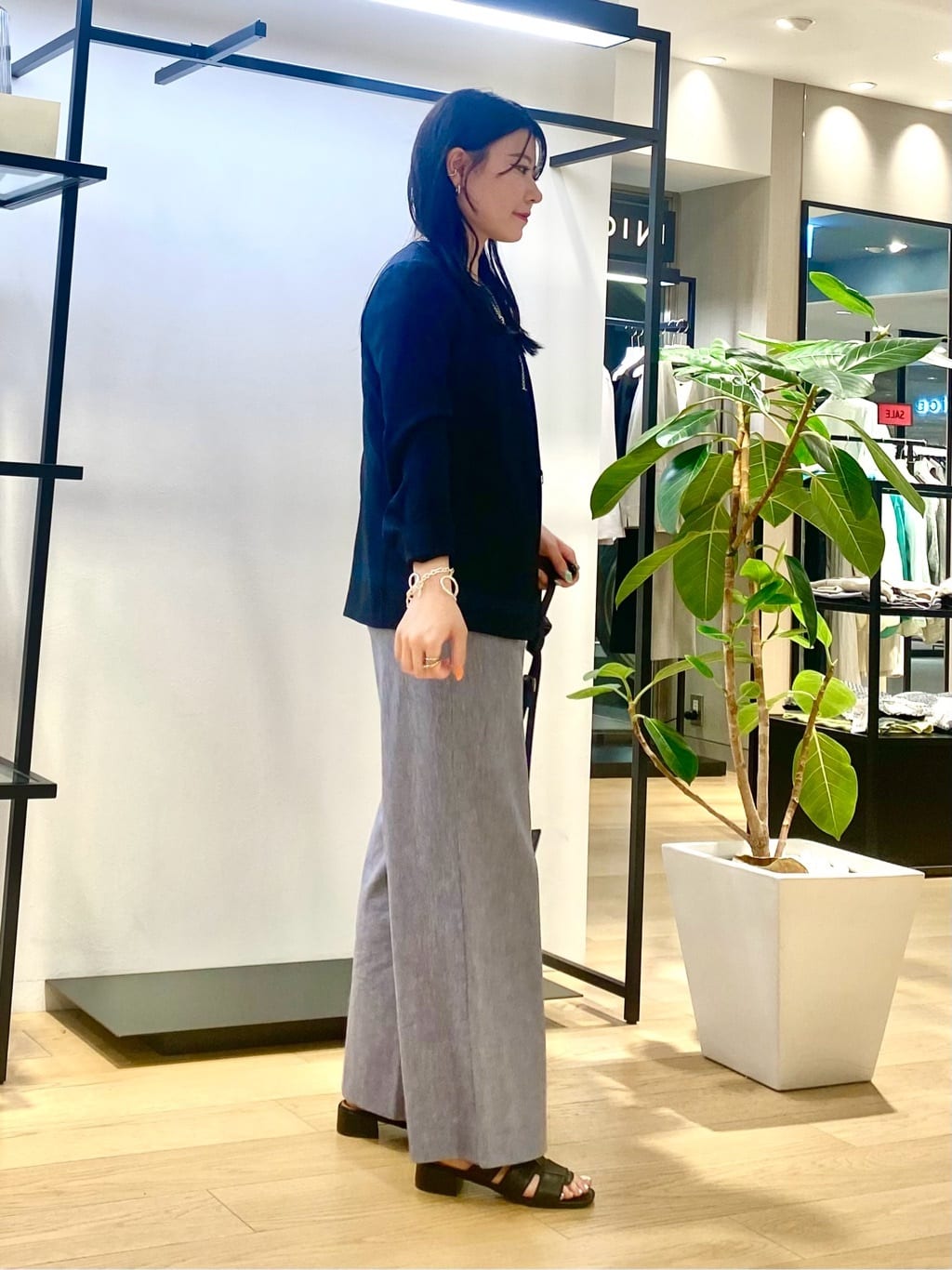 misakiさんの「INDIVI｜【デニムライク】マリンボタン リネン混ワイドパンツ」を使ったコーディネート
