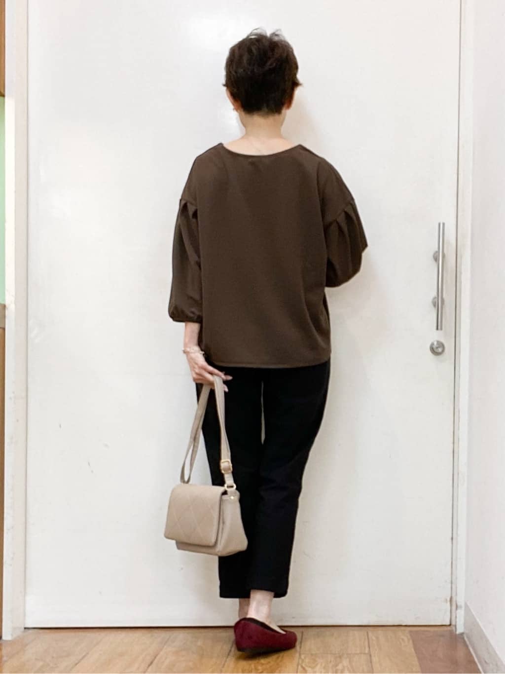みぃさんの「SHOO･LA･RUE｜【2点セット/7分袖】大人のきれい見え お袖タック入りアクセ付きトップス」を使ったコーディネート