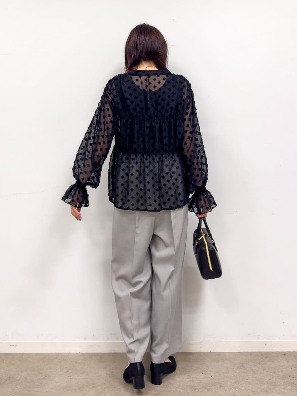 𝐜𝐡𝐢𝐤𝐚さんの「SHOO･LA･RUE｜華やかにさをプラスする シアードビー シャーリングブラウス」を使ったコーディネート