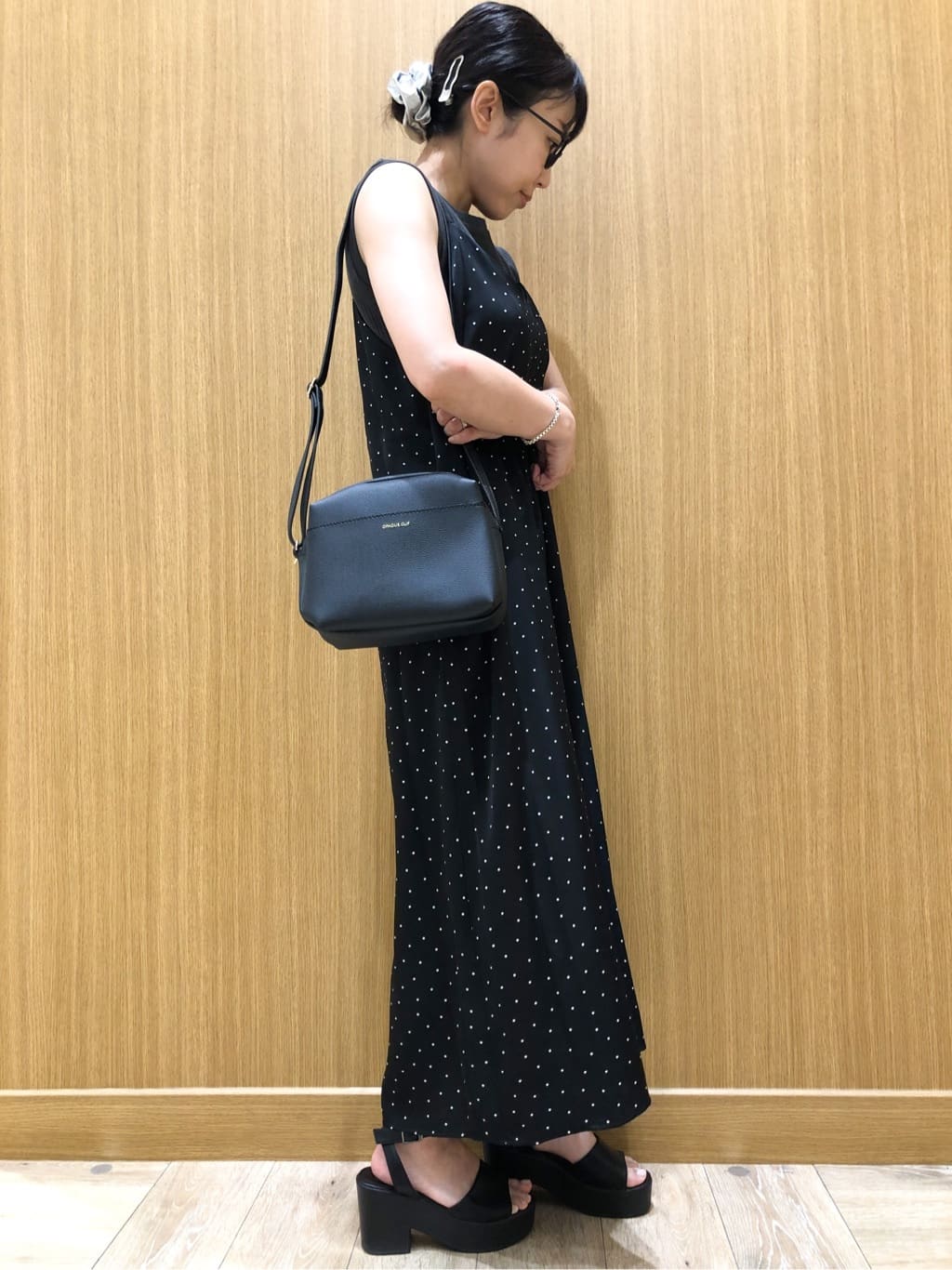 tomoさんの「OPAQUE.CLIP｜ランダムドット サテンキャミワンピース【洗濯機洗い可】」を使ったコーディネート
