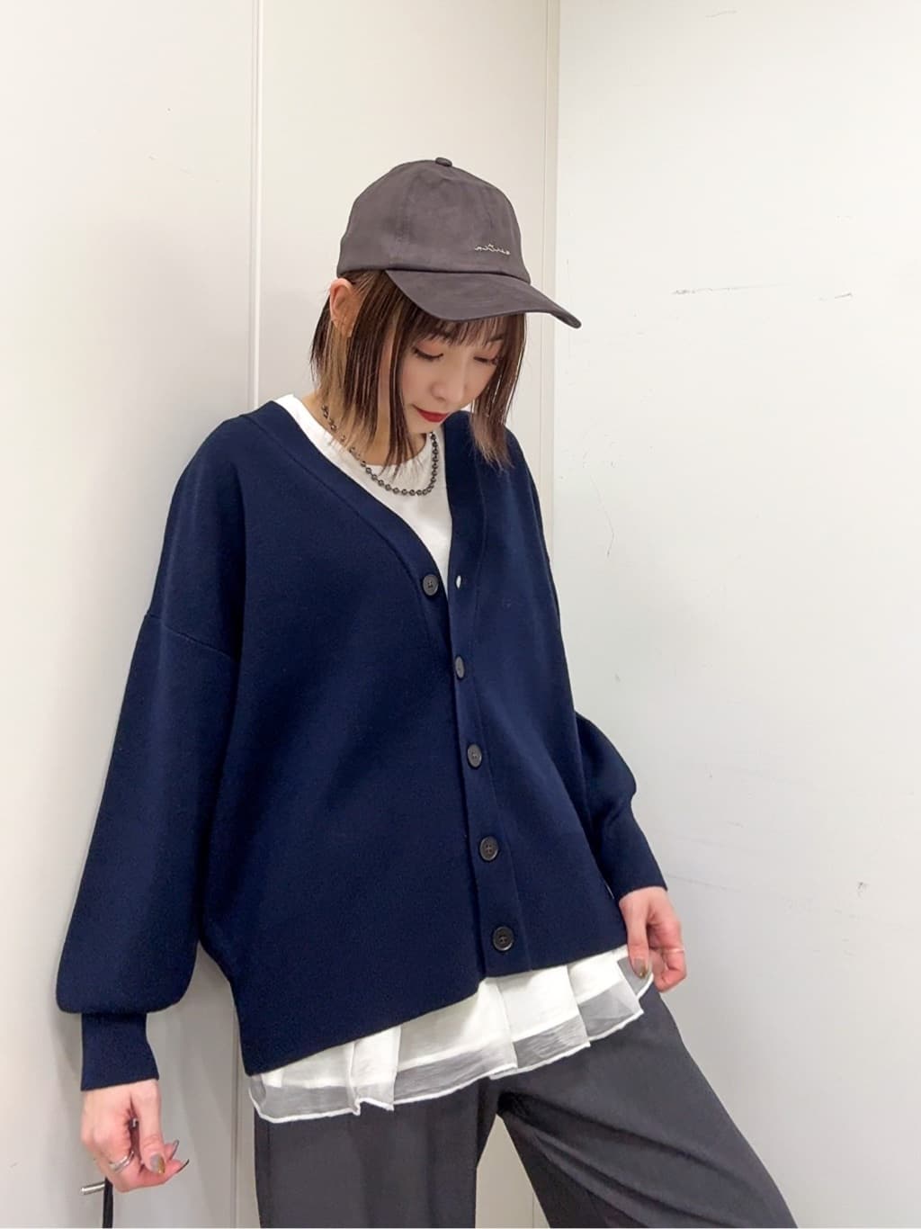 𝐜𝐡𝐢𝐤𝐚さんの「SHOO･LA･RUE｜【洗える/毛玉レス】表面がきれいなVネックカーディガン」を使ったコーディネート