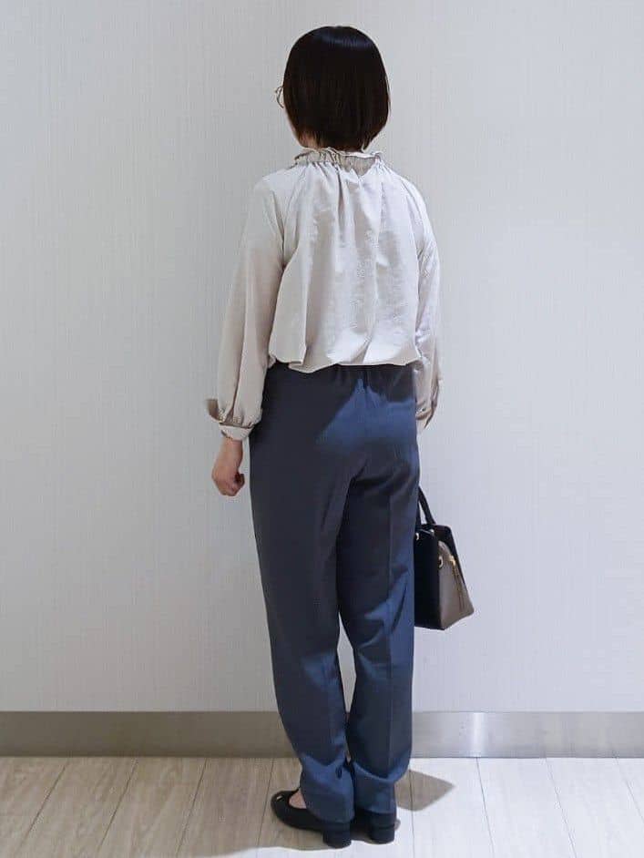 KaHoさんの「index｜ラメピンストライプイージーテーパードパンツ【洗濯機洗い可／ストレッチ】」を使ったコーディネート