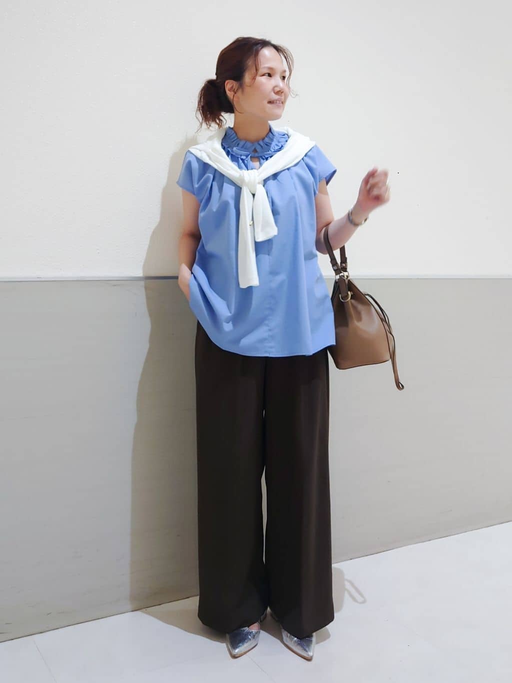 maruさんの「THE SHOP TK｜【きれいめもカジュアルもお任せ】2タックワイドパンツ【セットアップ可】」を使ったコーディネート