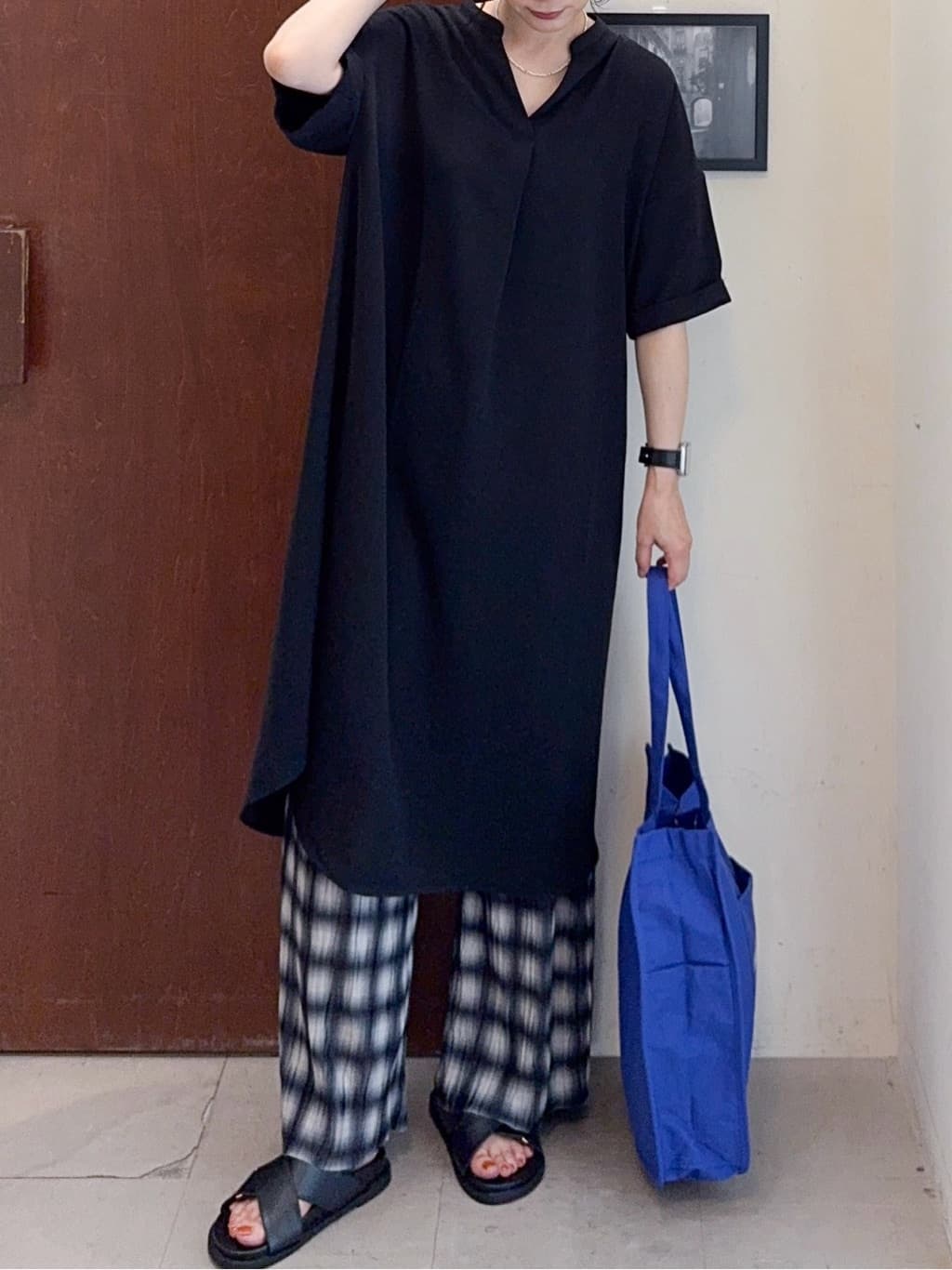 𝐇𝐢𝐫𝐨𝐦𝐢さんの「SHOO･LA･RUE｜【S-LL/洗濯後しわになりにくい/体型カバー】後ろ姿もサマになる バックレースアップチュニック」を使ったコーディネート