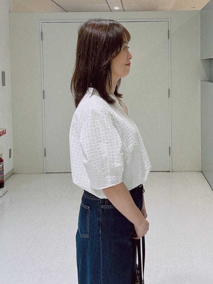 makiさんの「UNTITLED｜【吸水速乾/ストレッチ/Vネック】フォルムスリーブ ブラウス」を使ったコーディネート