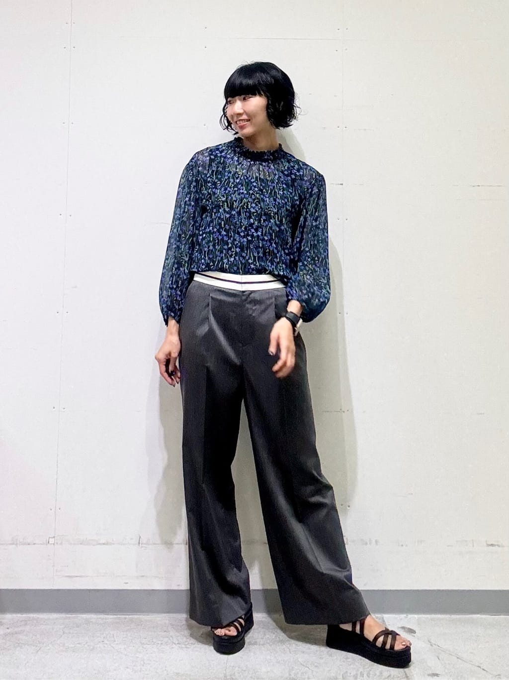 naoさんの「INDIVI｜【秋映え柄/セットアップ可能】フラワーシフォンブラウス」を使ったコーディネート