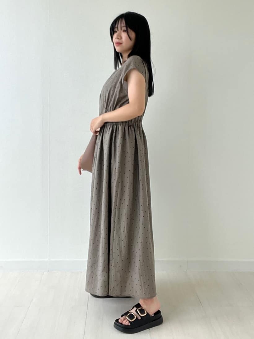 Mori Moriさんの「index｜ドットプリントワンピース【洗濯機洗い可】」を使ったコーディネート