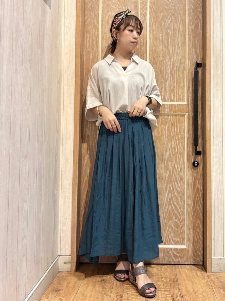 meiさんの「SHOO･LA･RUE｜【S-LL/UV/接触冷感/抗菌防臭】体型を自然にカバー フレンチリネンブレンド襟付ドルマンシャツ」を使ったコーディネート