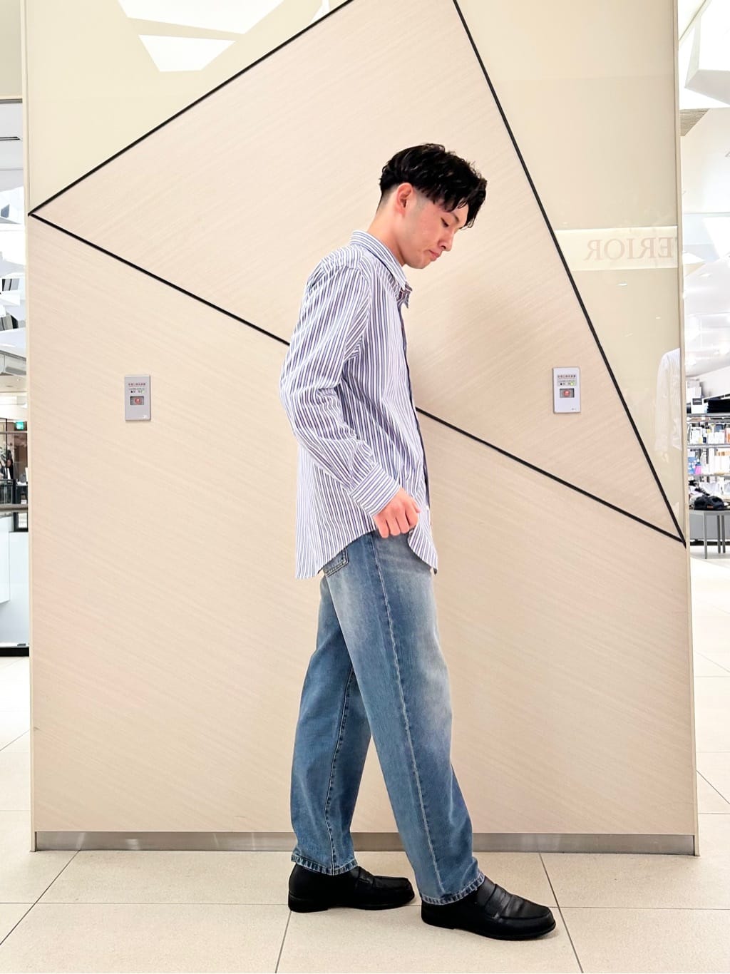 千葉亮太さんの「DRESSTERIOR｜THOMAS MASON ストライプシャツ」を使ったコーディネート