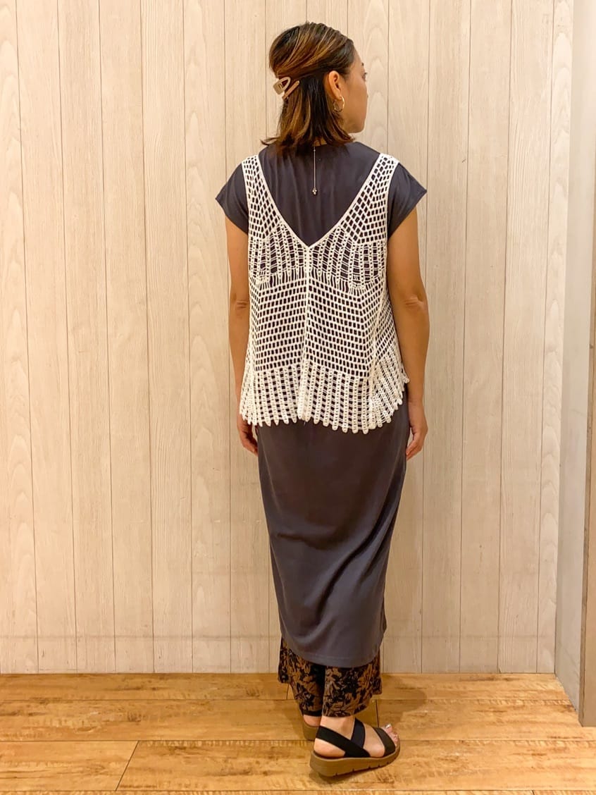 makiさんの「SHOO･LA･RUE｜【2点セット】クロシェ編みレースベスト＋Tシャツワンピースセット」を使ったコーディネート
