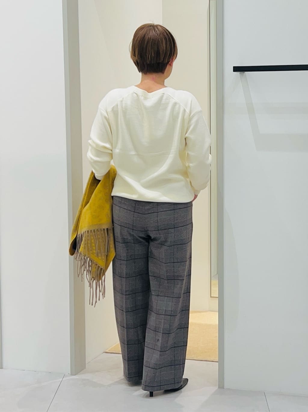 タナさんの「THE SHOP TK｜【すっきりシルエットが叶う】大人のためのVネックニット/毛玉になりにくい/静電気防止/洗濯機OK」を使ったコーディネート