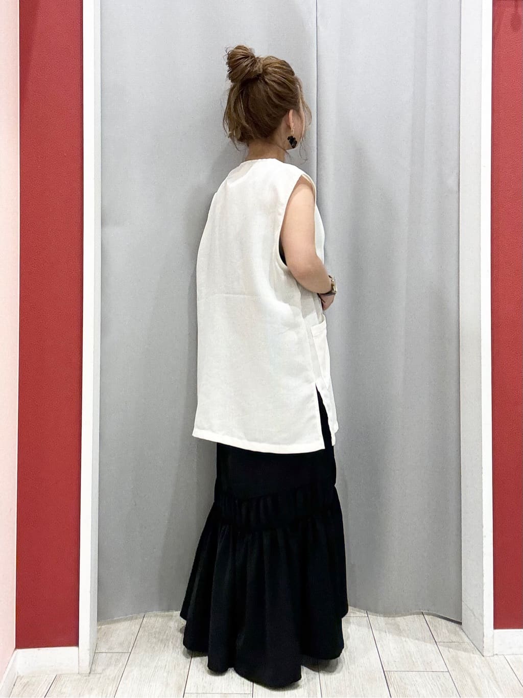 shioさんの「SHOO･LA･RUE｜【ひんやり】シャーリングがアクセントに 大人のデザインキャミワンピース」を使ったコーディネート