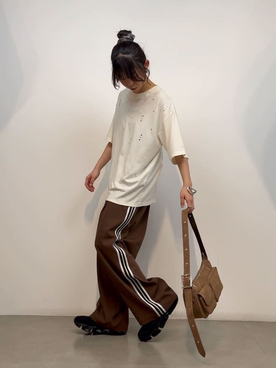 リンナさんの「TAKEO KIKUCHI｜ヴィンテージライクスタッズTシャツ」を使ったコーディネート