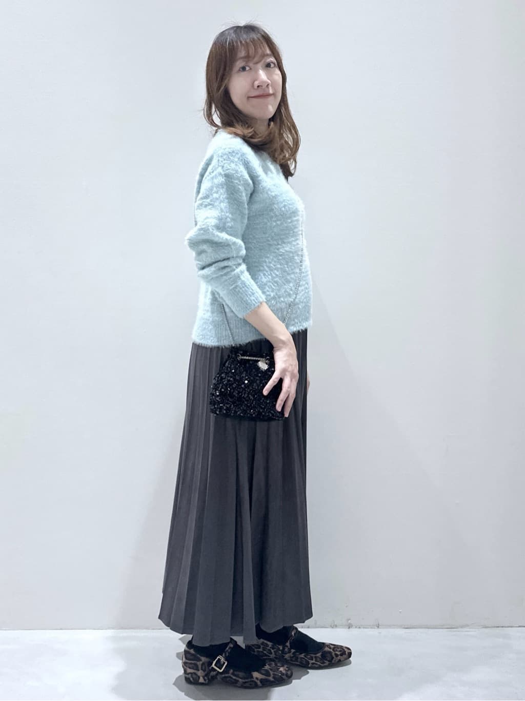 yukaさんの「OPAQUE.CLIP｜スパンコールフェザーVネックニット【洗濯機OK】」を使ったコーディネート