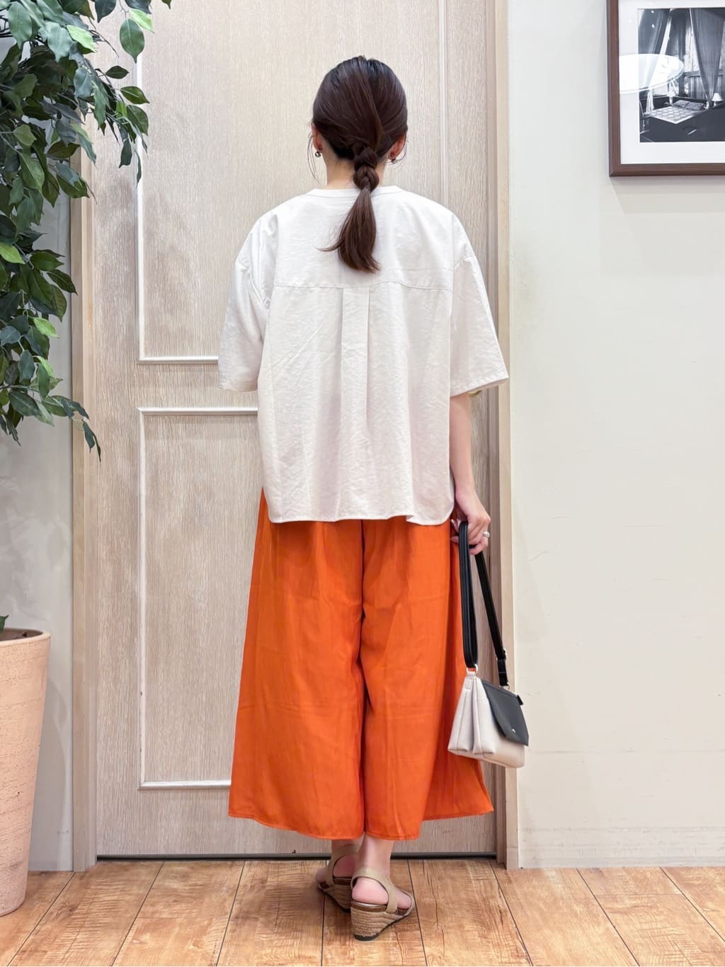 なみさんの「SHOO･LA･RUE｜【S-LL/裏地ひんやり】スカート見えで上品に マットサテンスカーチョ」を使ったコーディネート