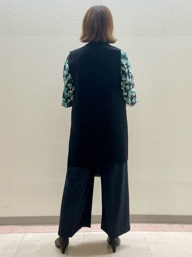 chinatsuさんの「Reflect｜【ジャケットのインナーにおすすめ◎】花柄タックデザインブブラウス」を使ったコーディネート