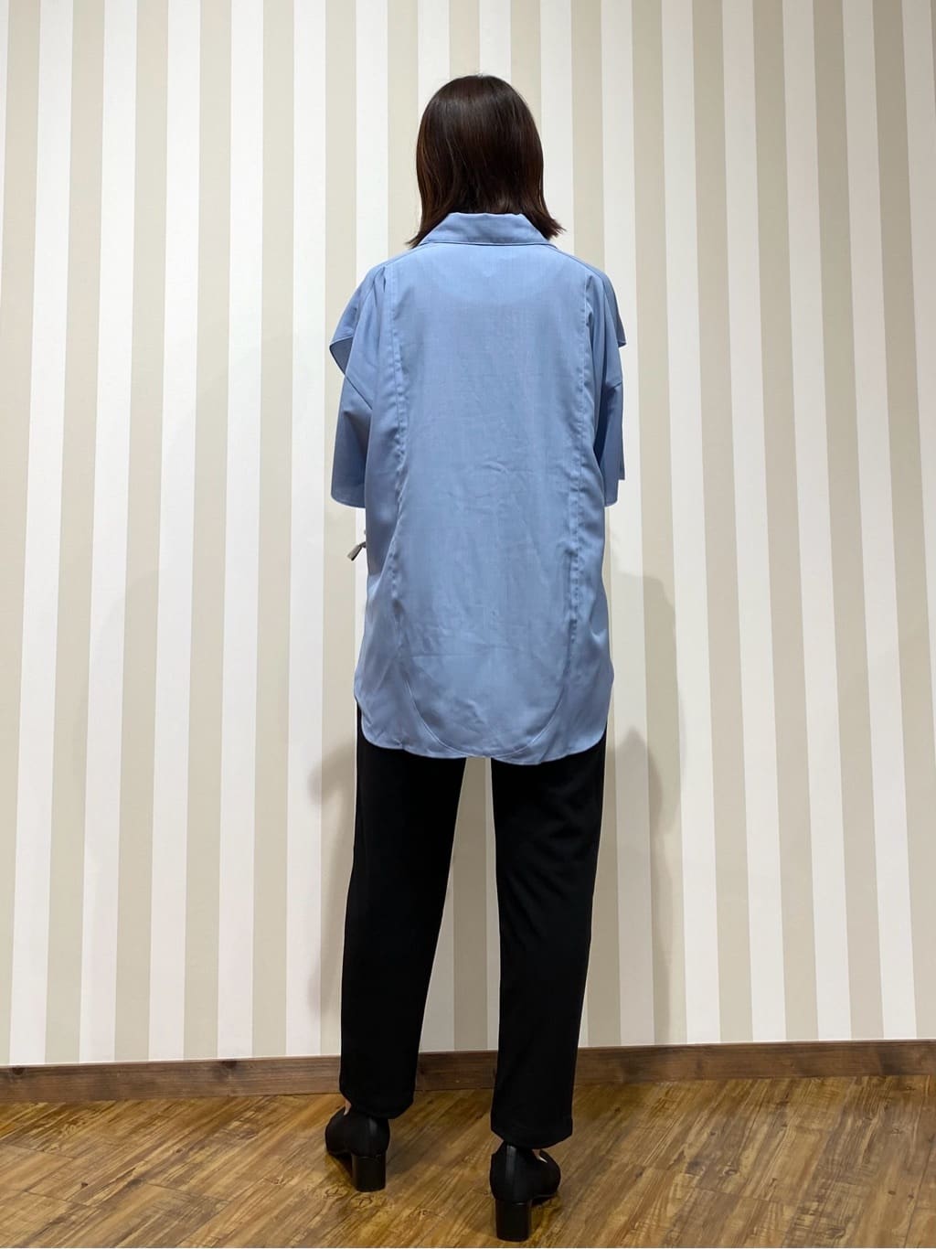 SAOさんの「SHOO･LA･RUE｜【洗える/S-LL】大きめのフリルが印象的 デザインブラウス」を使ったコーディネート