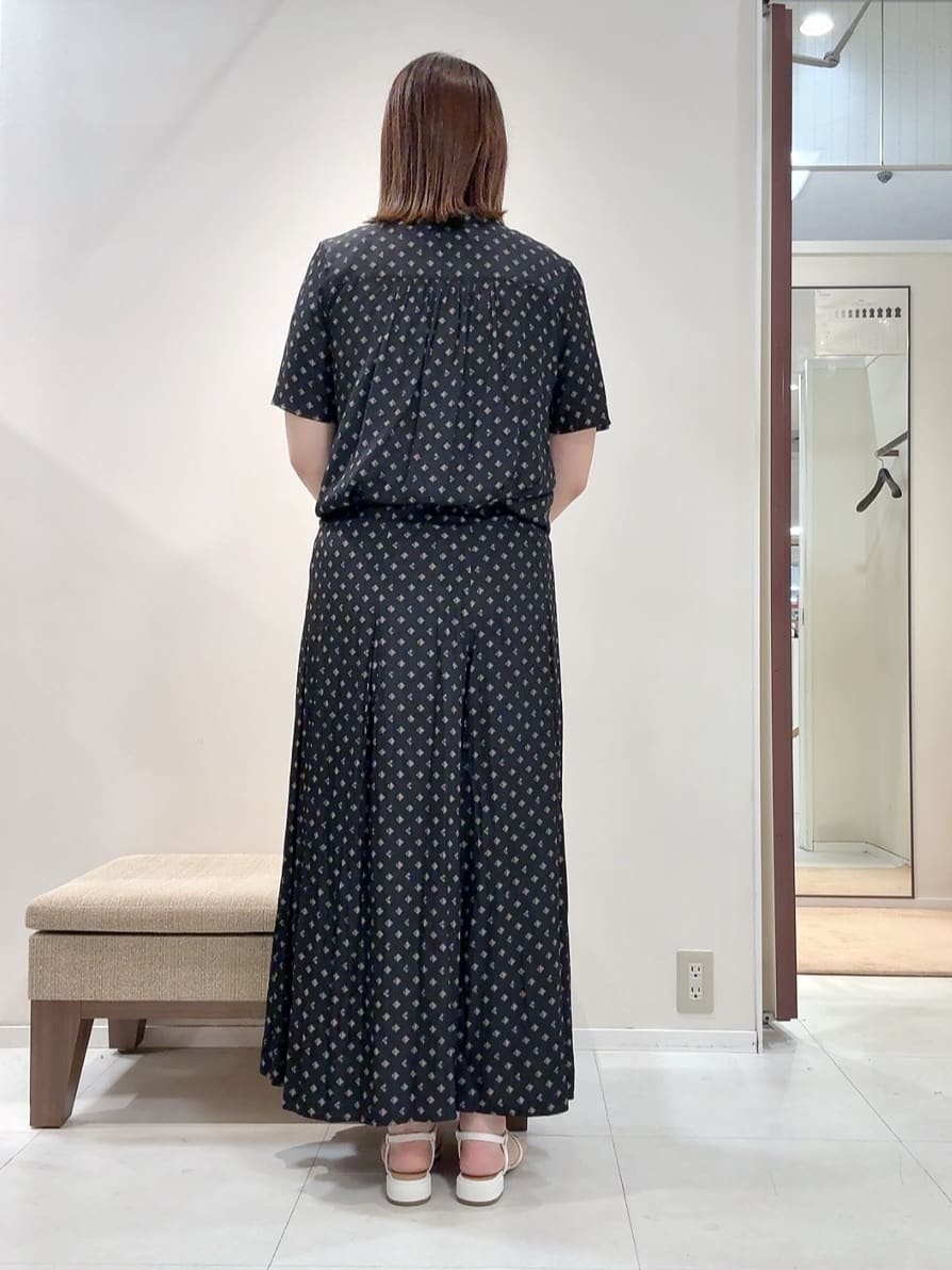 YUIさんの「UNTITLED｜【セットアップ可/リラクシー/通勤】スクエアジオメ柄ブラウス」を使ったコーディネート