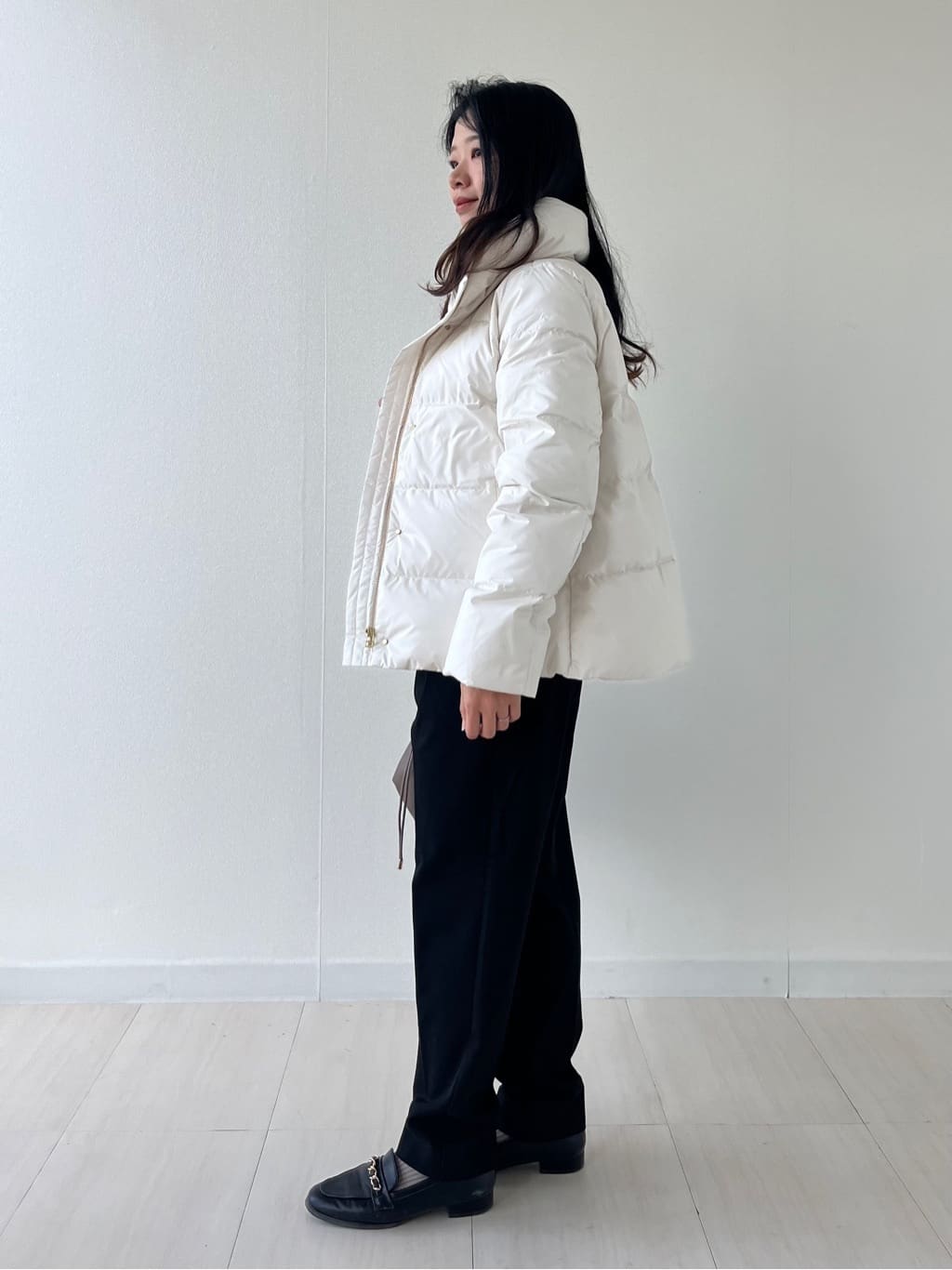 Mori Moriさんの「index｜スパンコールフェザーVネックニット【洗濯機OK】」を使ったコーディネート