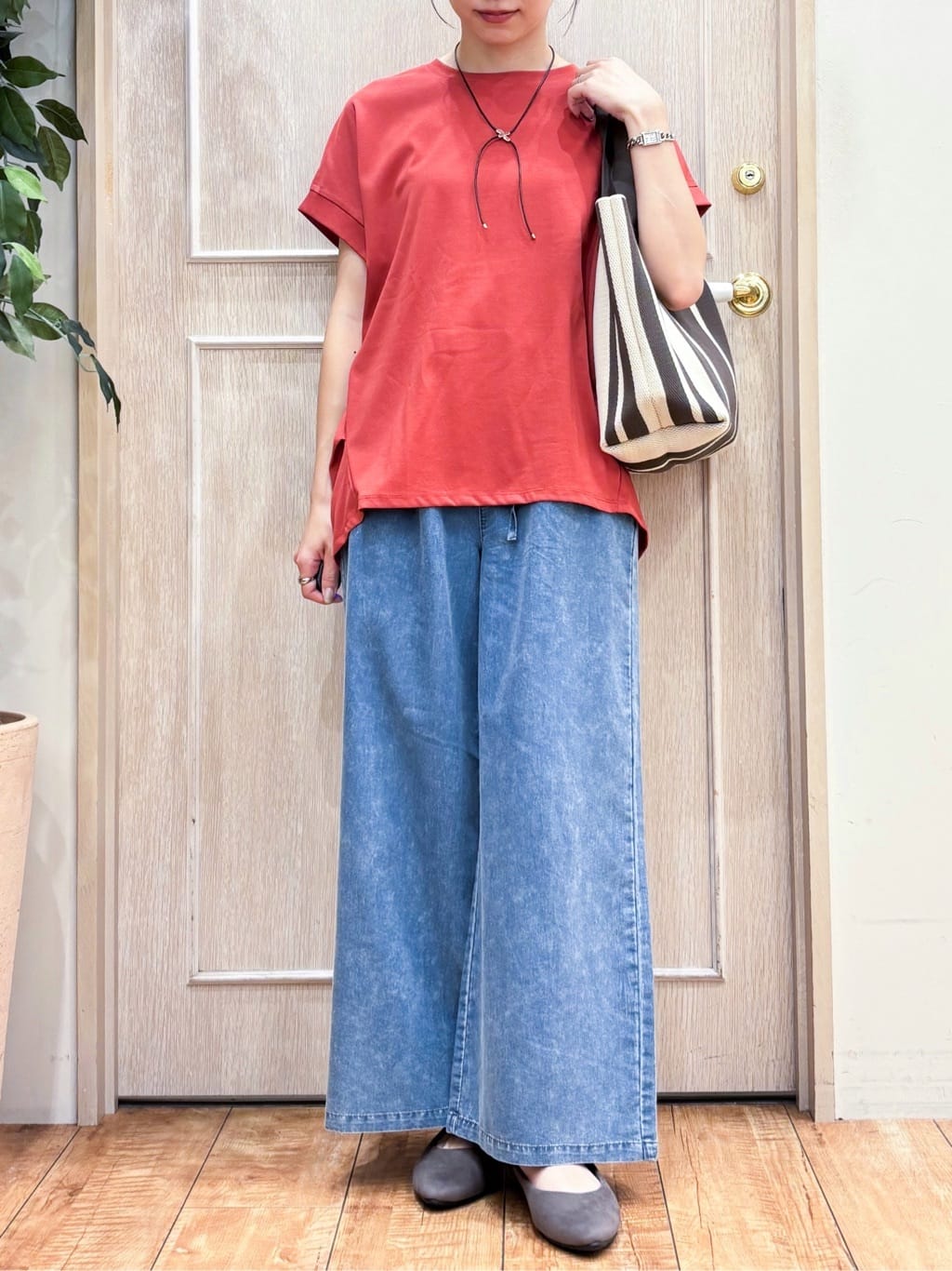 なみさんの「SHOO･LA･RUE｜【S-LL/汗ジミ軽減/ひんやり/UV】体型カバーに タック入りドルマントップス」を使ったコーディネート
