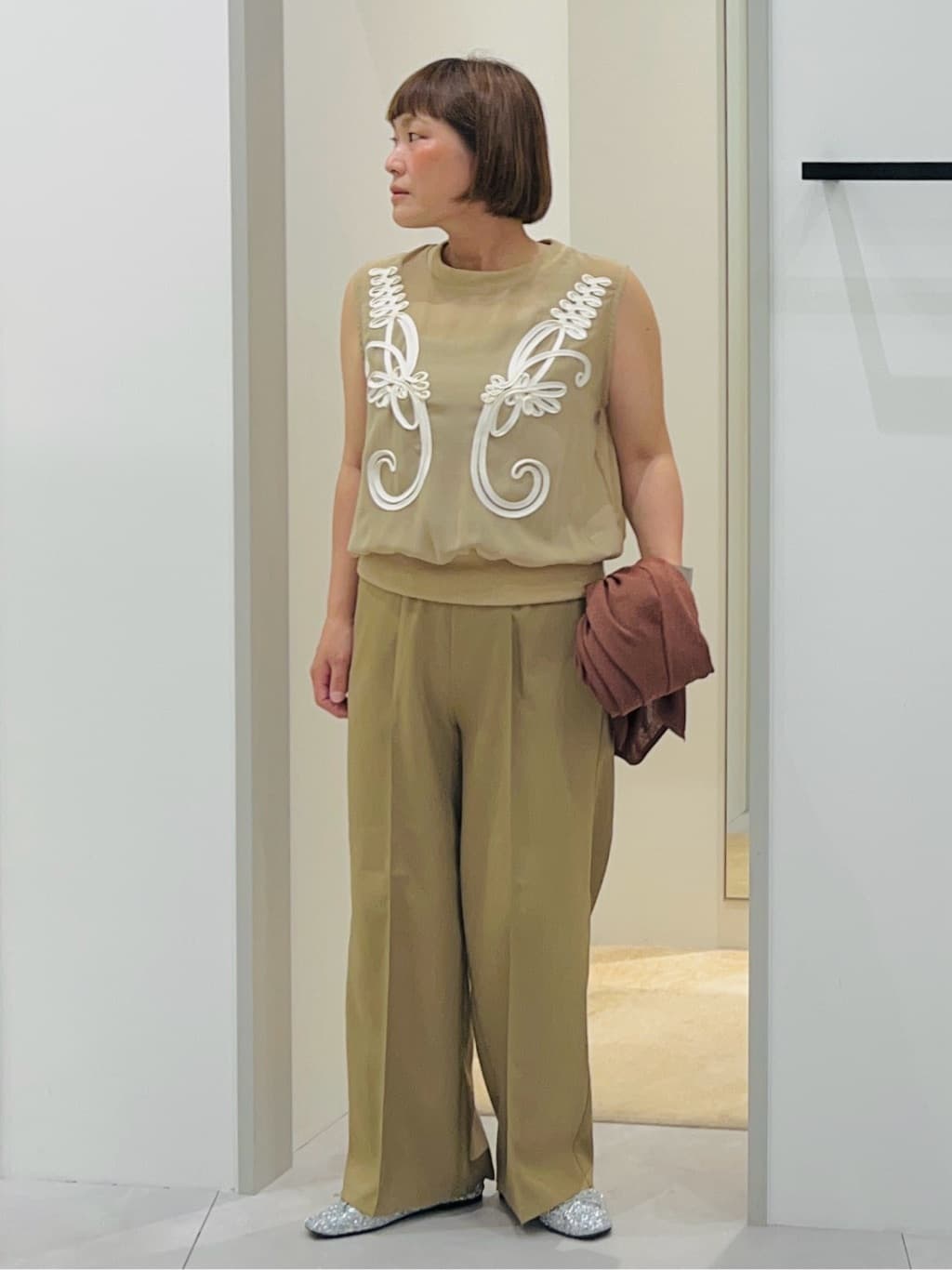 タナさんの「THE SHOP TK｜麻調ピンタックワイドパンツ【洗濯機OK】」を使ったコーディネート