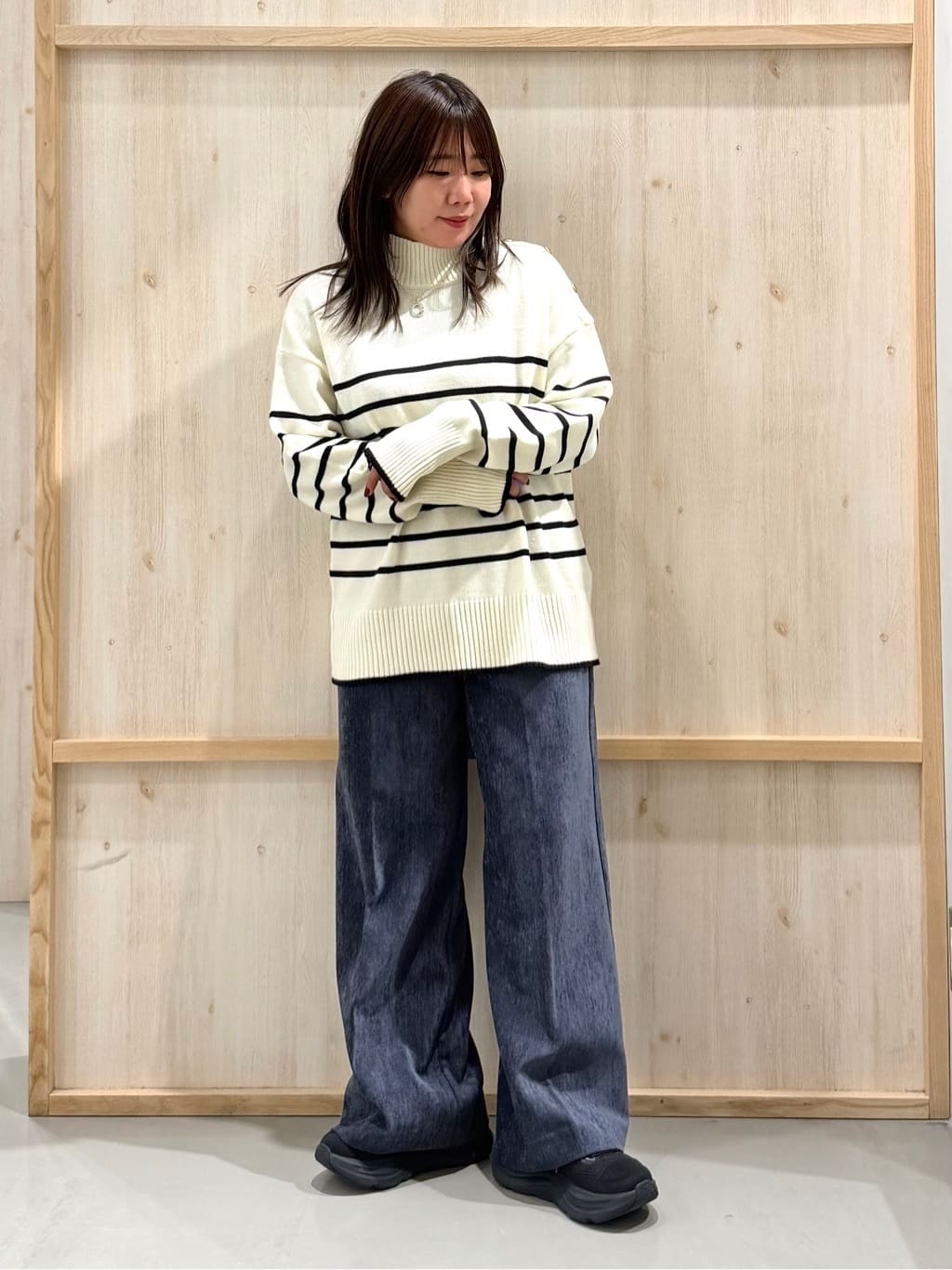 nanaさんの「THE SHOP TK｜【インしないで着られる】金ボタン ハイネックニット/毛玉になりにくい/静電気防止/洗濯機OK」を使ったコーディネート
