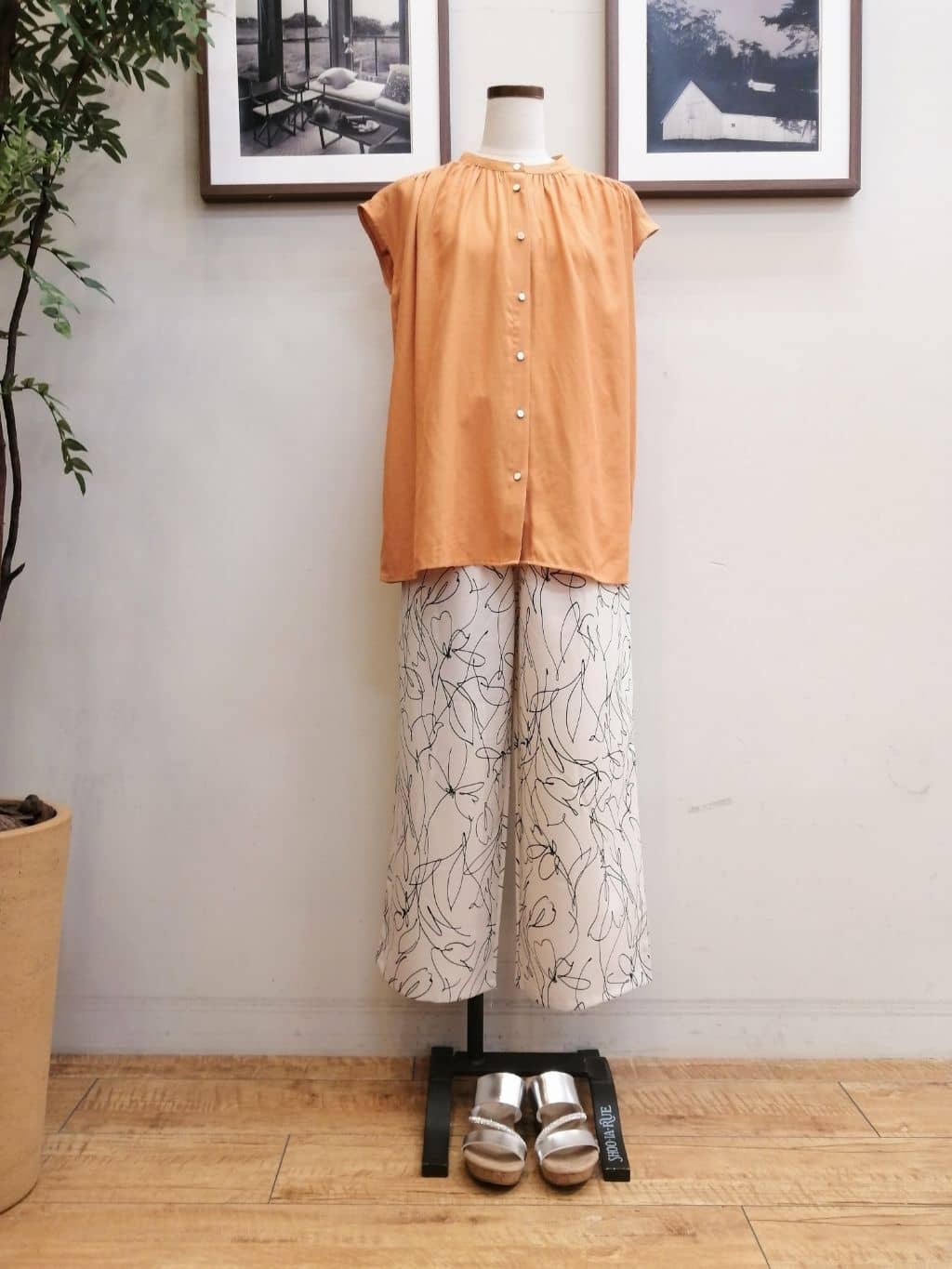 maiさんの「SHOO･LA･RUE｜【S-LL/洗濯後しわになりにくい】上品にきれい見え スラブギャザーブラウス」を使ったコーディネート