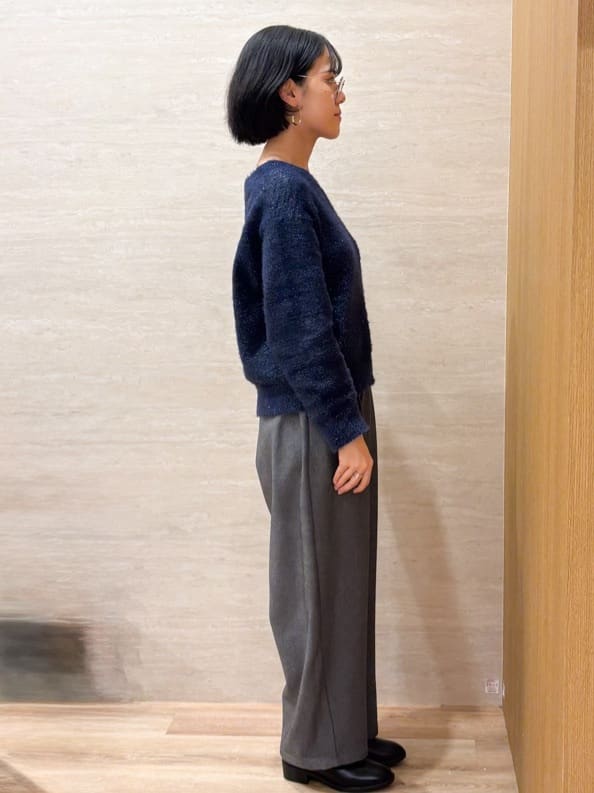 JIMAさんの「OPAQUE.CLIP｜スパンコールフェザーVネックニット【洗濯機OK】」を使ったコーディネート