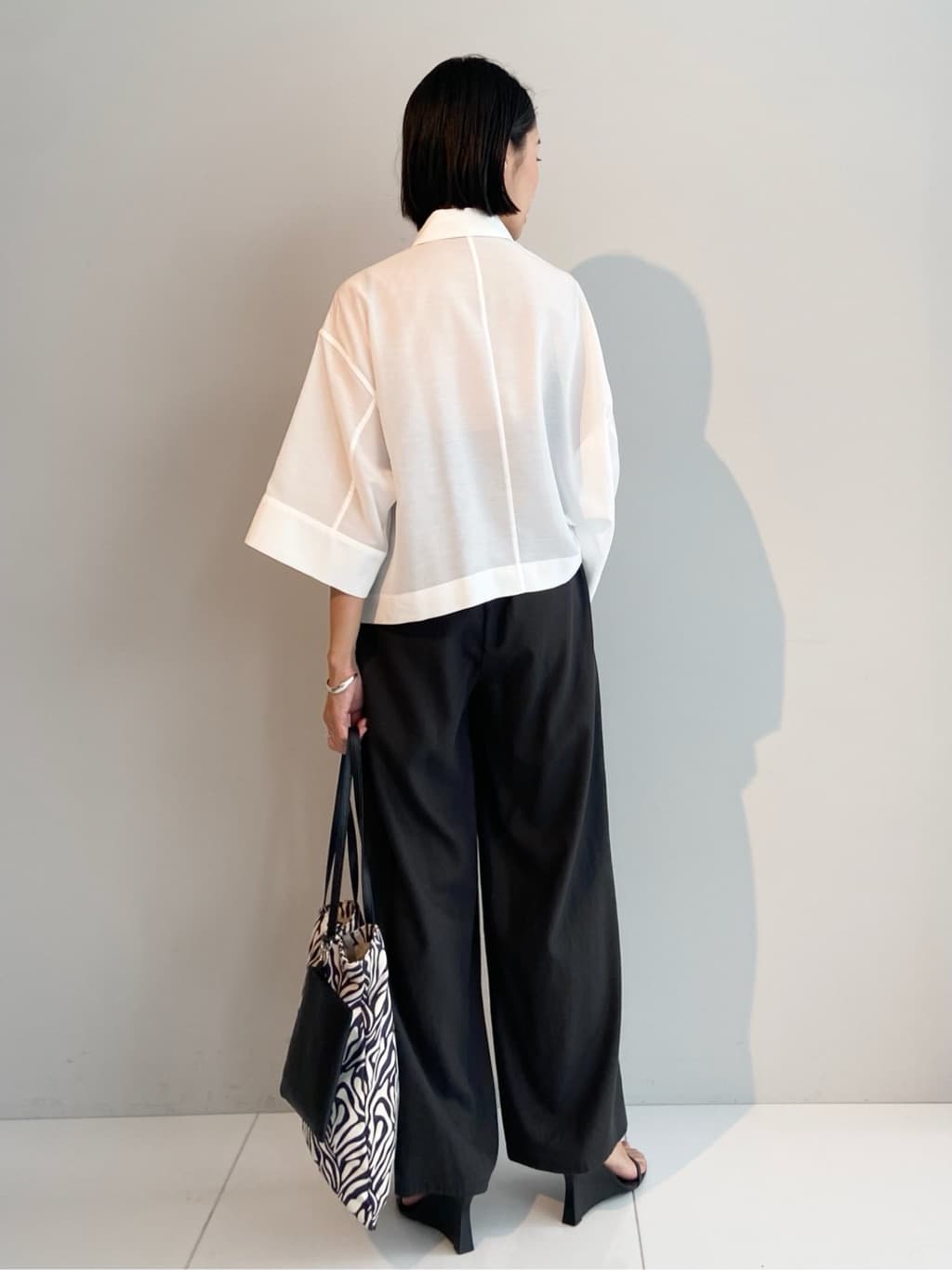 AYAさんの「UNTITLED｜【前開き/洗える】ショート丈シアーシャツ」を使ったコーディネート