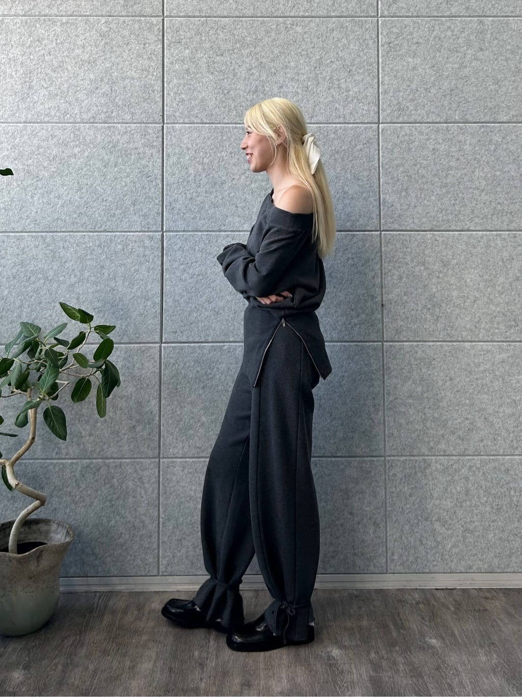 honoka Aさんの「CODE A｜off－shoulder sweat」を使ったコーディネート